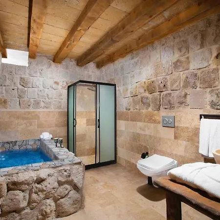 Magna Aurum Cave Hotel *